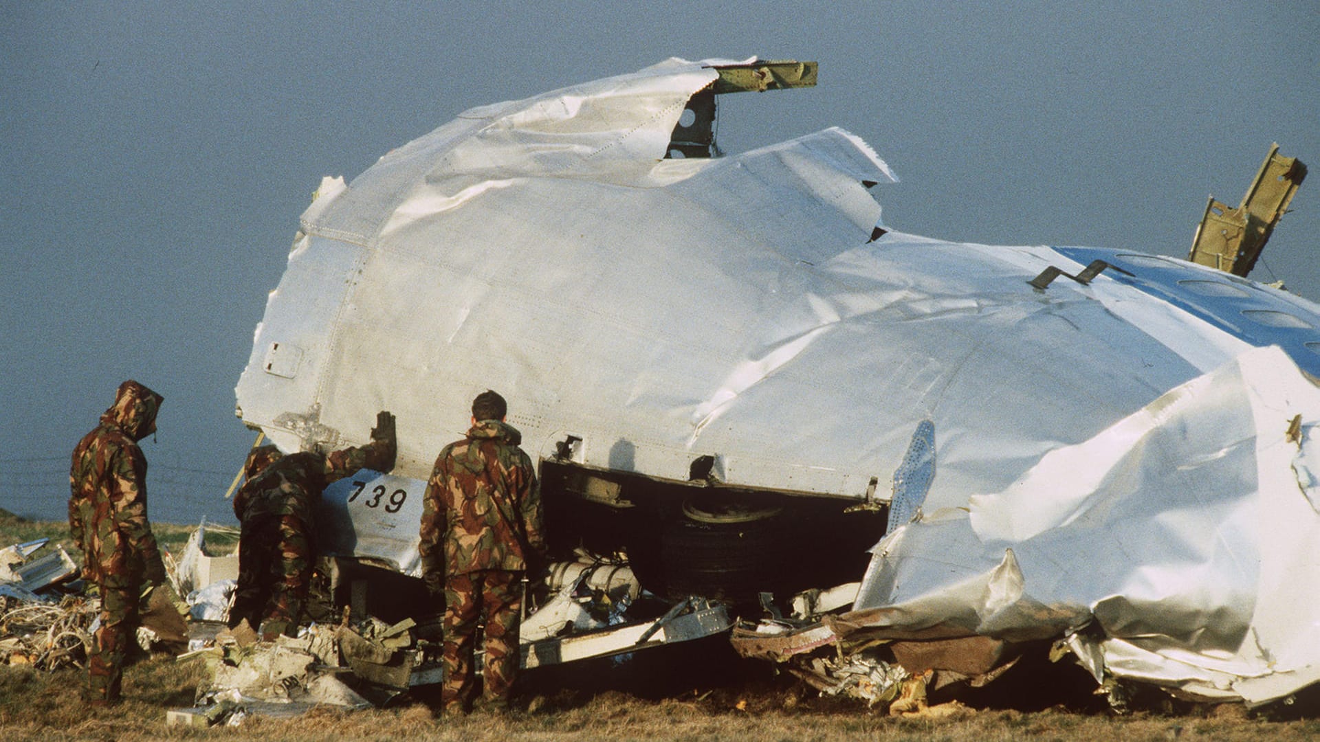 Cockpit-Reste der Pan-Am-103 werden von Spezialkräften untersucht: Der Täter konnte bis heute nicht ermittelt werden.