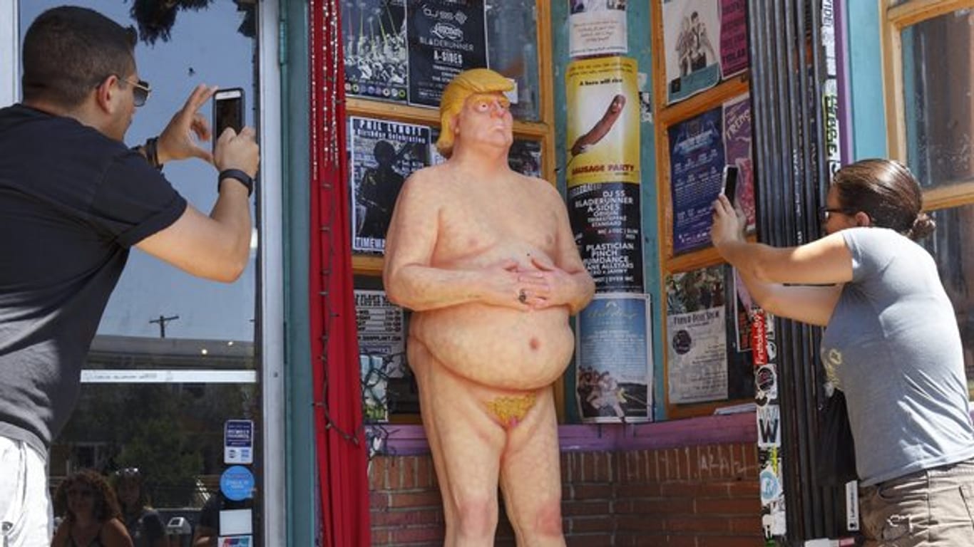 Straßenkunst-Statue: Donald Trump als wahrer Hingucker.