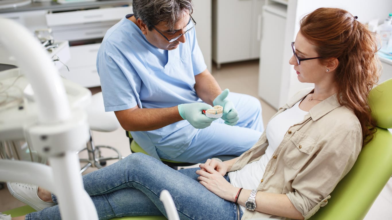 Zahnarzttermin: Zahnärzte müssen ihre Patienten schriftlich über die voraussichtlichen Kosten informieren.