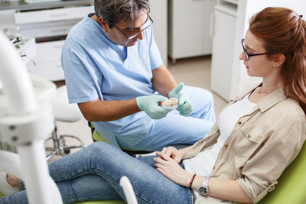 Zahnarzttermin: Zahnärzte müssen ihre Patienten schriftlich über die voraussichtlichen Kosten informieren.