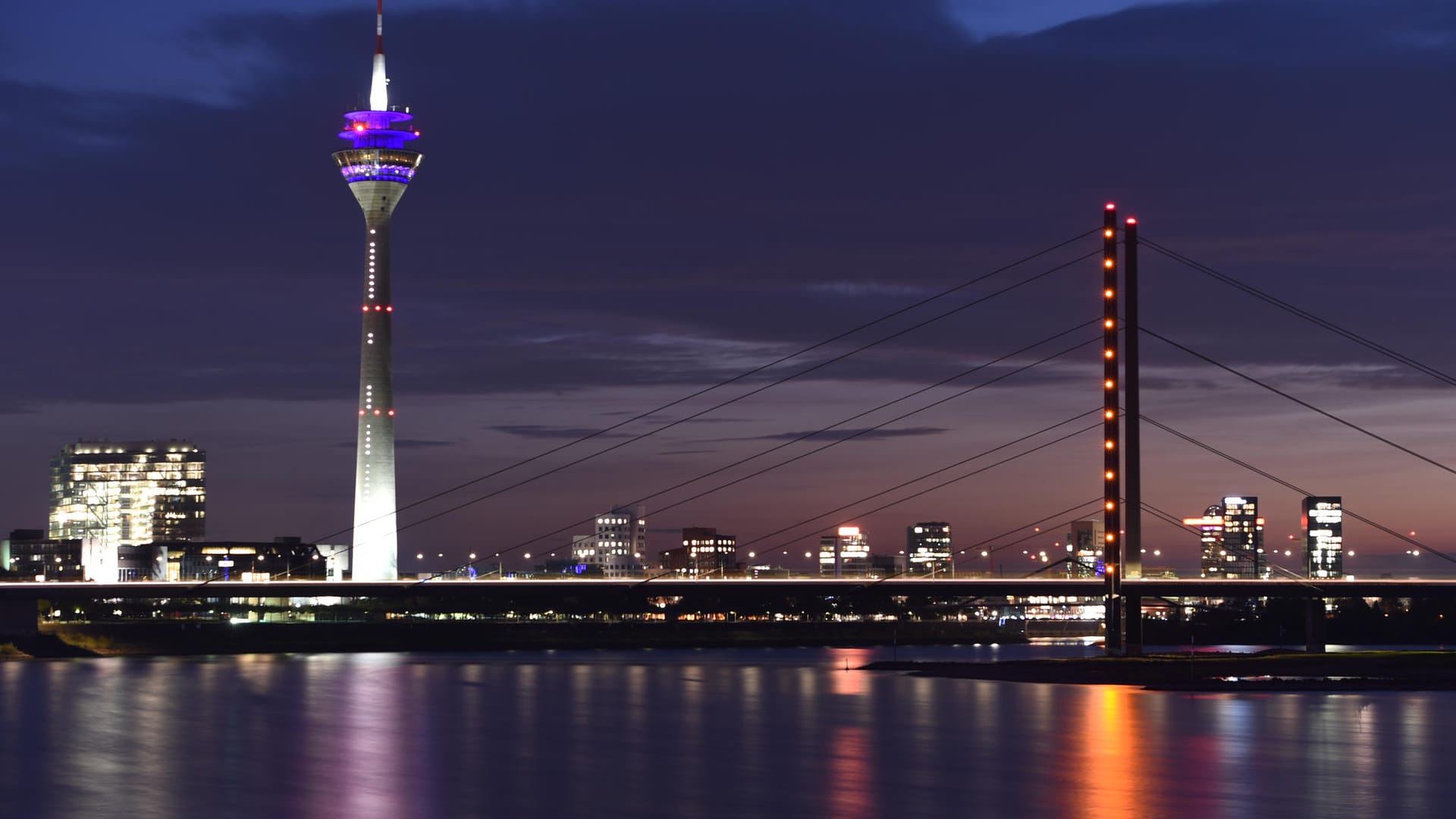 Düsseldorf bei Nacht: Von der Stadt am Rhein soll ein Deutsch-Iraner ein internationales Drogensyndikat aufgebaut haben – er ist seit über 15 Jahren im Geschäft.