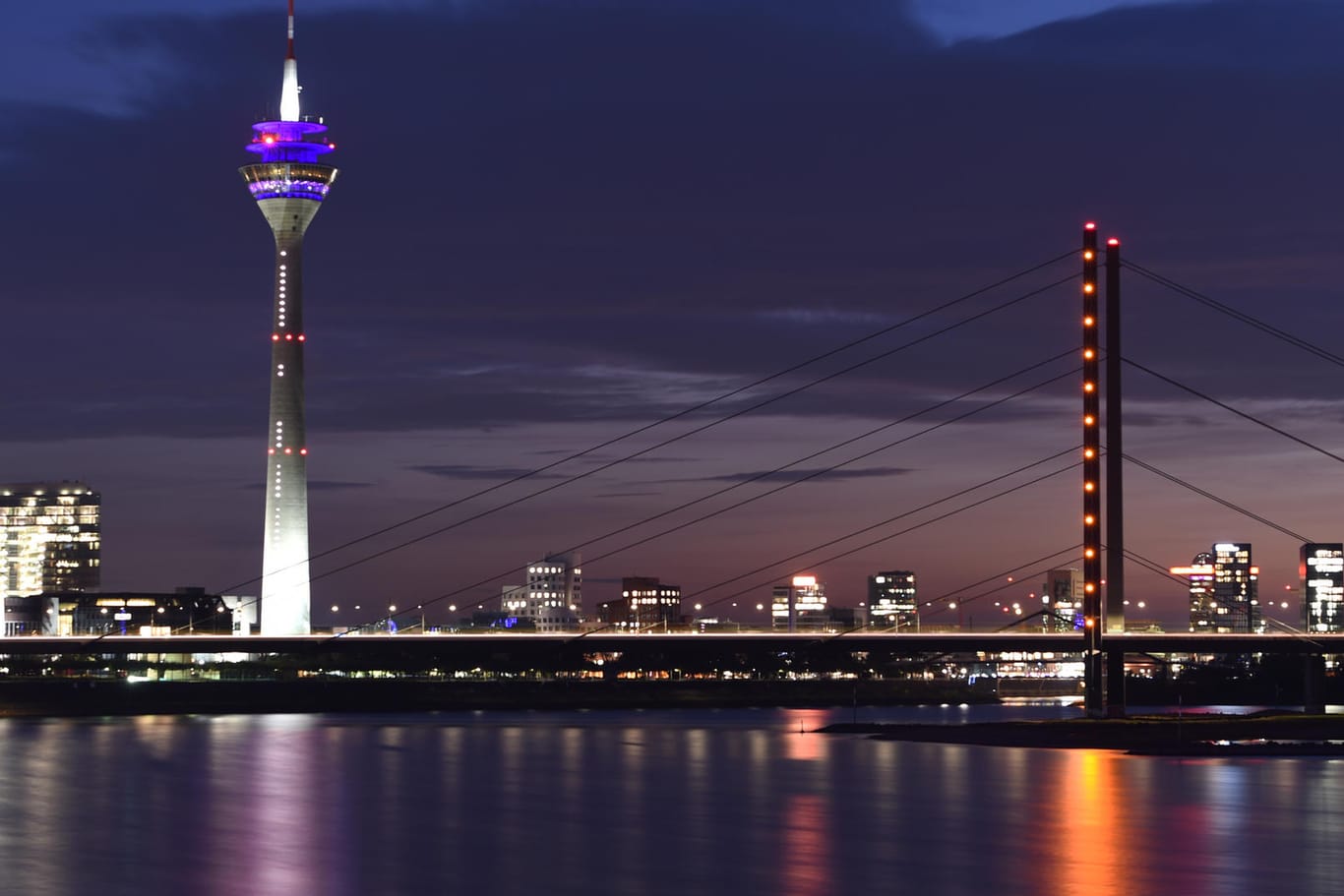 Düsseldorf bei Nacht: Von der Stadt am Rhein soll ein Deutsch-Iraner ein internationales Drogensyndikat aufgebaut haben – er ist seit über 15 Jahren im Geschäft.