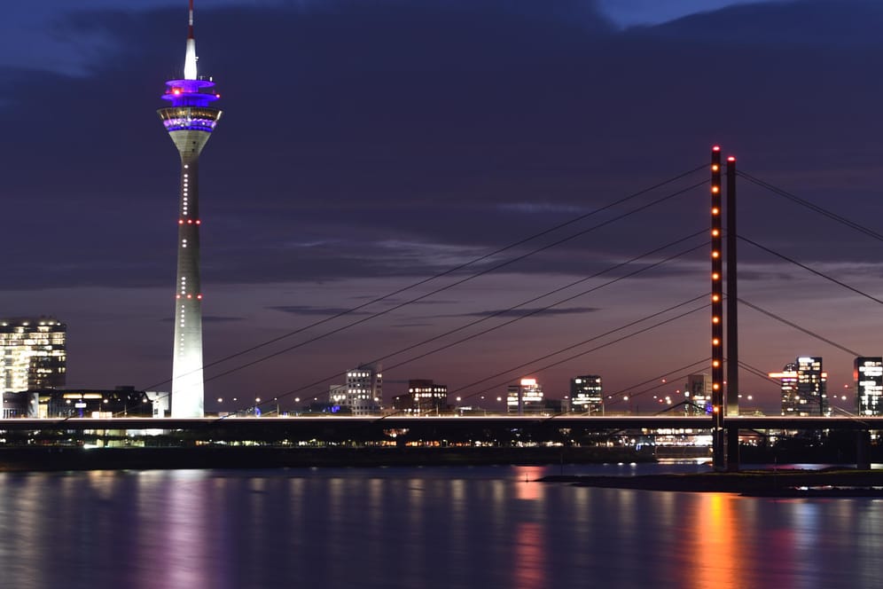 Düsseldorf bei Nacht: Von der Stadt am Rhein soll ein Deutsch-Iraner ein internationales Drogensyndikat aufgebaut haben – er ist seit über 15 Jahren im Geschäft.