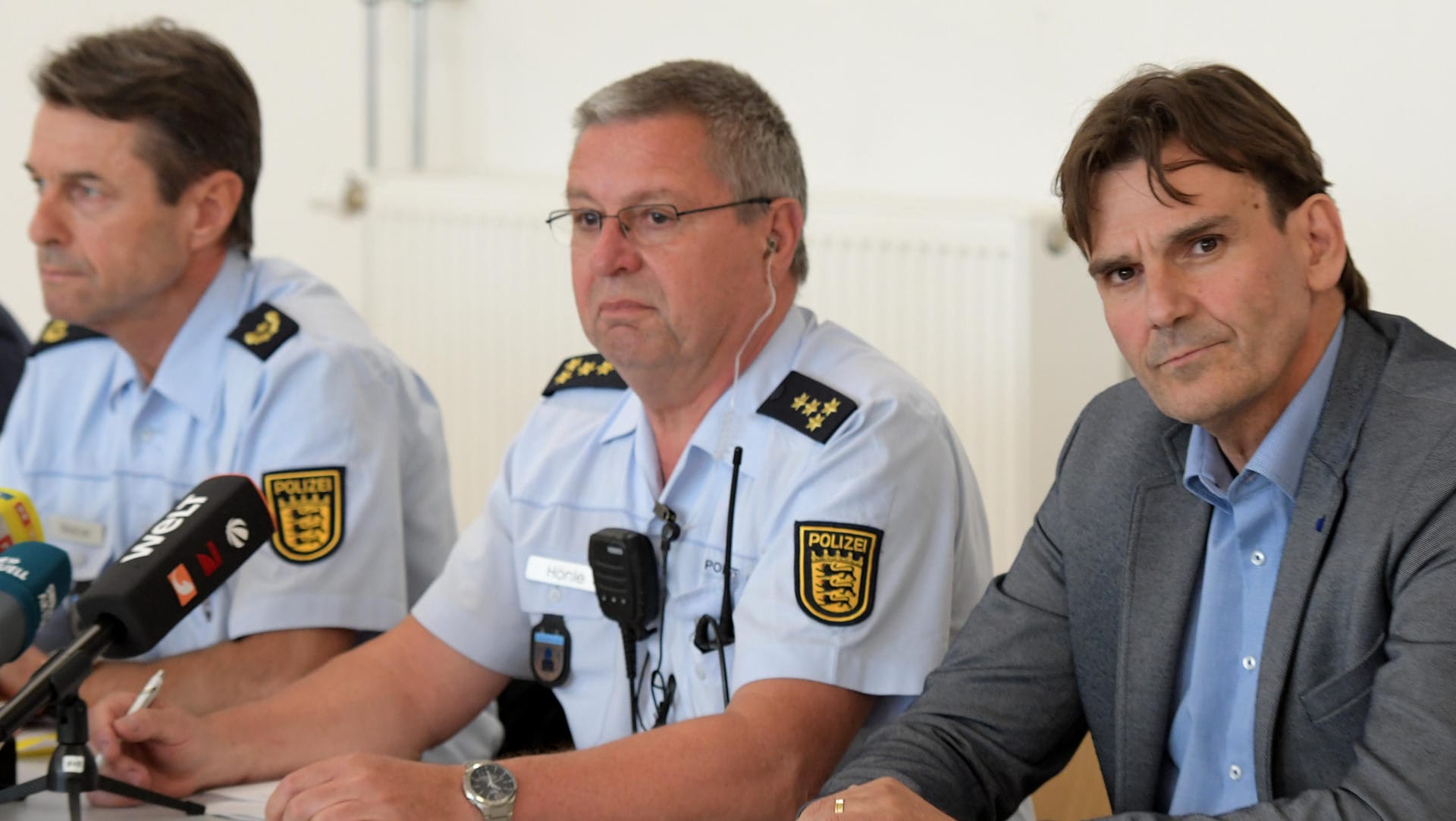 Polizeivizepräsident Bernhard Weber, Einsatzleiter Peter Hönle und Andreas Stenger, Vizepräsident des Landeskriminalamts (l-r): Bei einer Pressekonferenz berichtete die Polizei von ihrem Einsatz in Ellwangen.