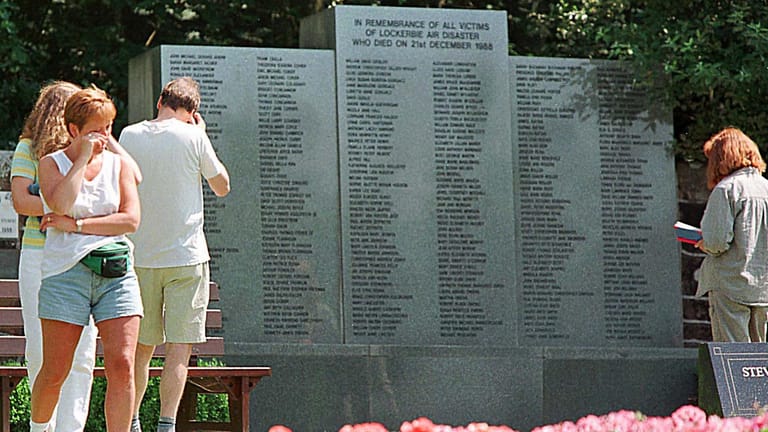 Menschen am Denkmal der Opfer von Lockerbie: 270 Menschen starben bei dem Flugzeugabsturz.
