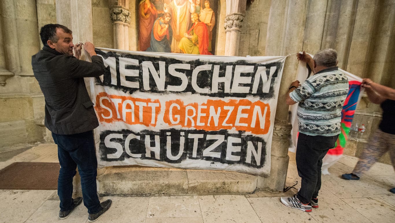 Flüchtlinge im Dom St. Peter in Regensburg (Bayern): Das Oberlandesgericht München entschied nun, dass Kirchenasyl nicht vor Strafverfolgung schützt.