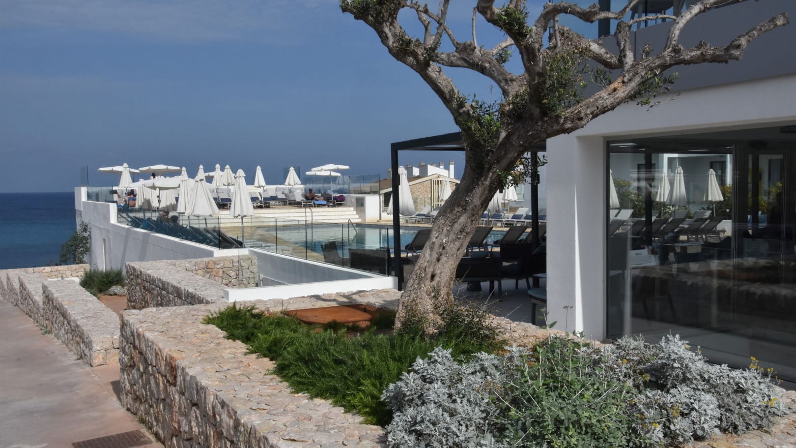 Der Pool vom Hotel Mar Azul Pur Estil. Das Vier-Sterne-Hotel ist nur für Erwachsene.