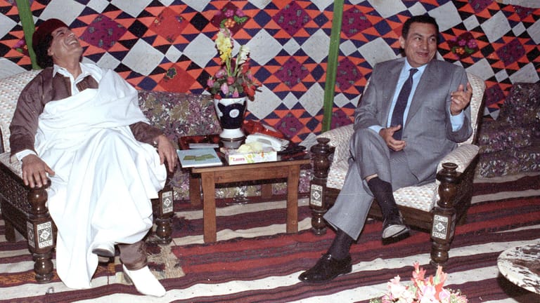 Libyens Staatschef Muammar Gaddafi trifft im April 1992 Ägyptens Präsidenten Hosni Mubarak, um über den Flugzeugabsturz von Lockerbie zu sprechen: Gaddafi wurde von einem Libyen-Agenten für das Attentat verantwortliche gemacht.