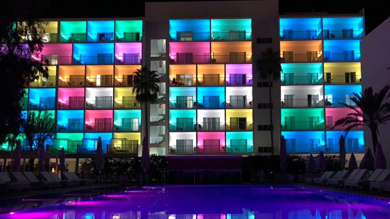 Bunt illuminiert: Das Hotel Astoria Playa bietet sein Haus nur erwachsenen Gästen an.