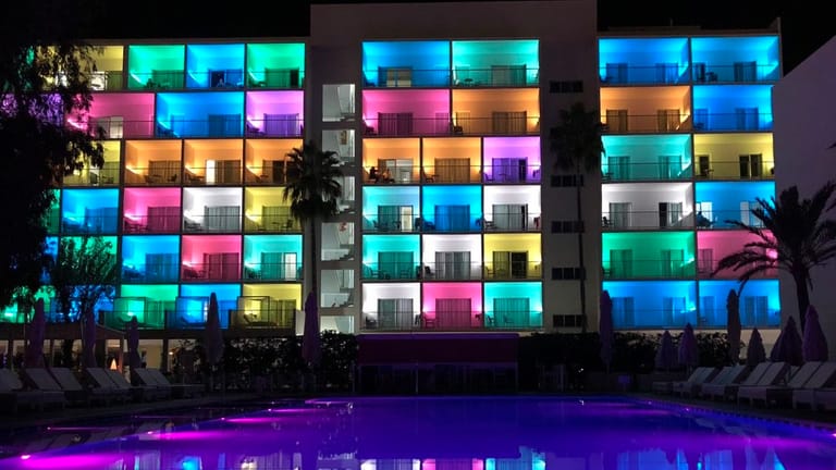 Bunt illuminiert: Das Hotel Astoria Playa bietet sein Haus nur erwachsenen Gästen an.