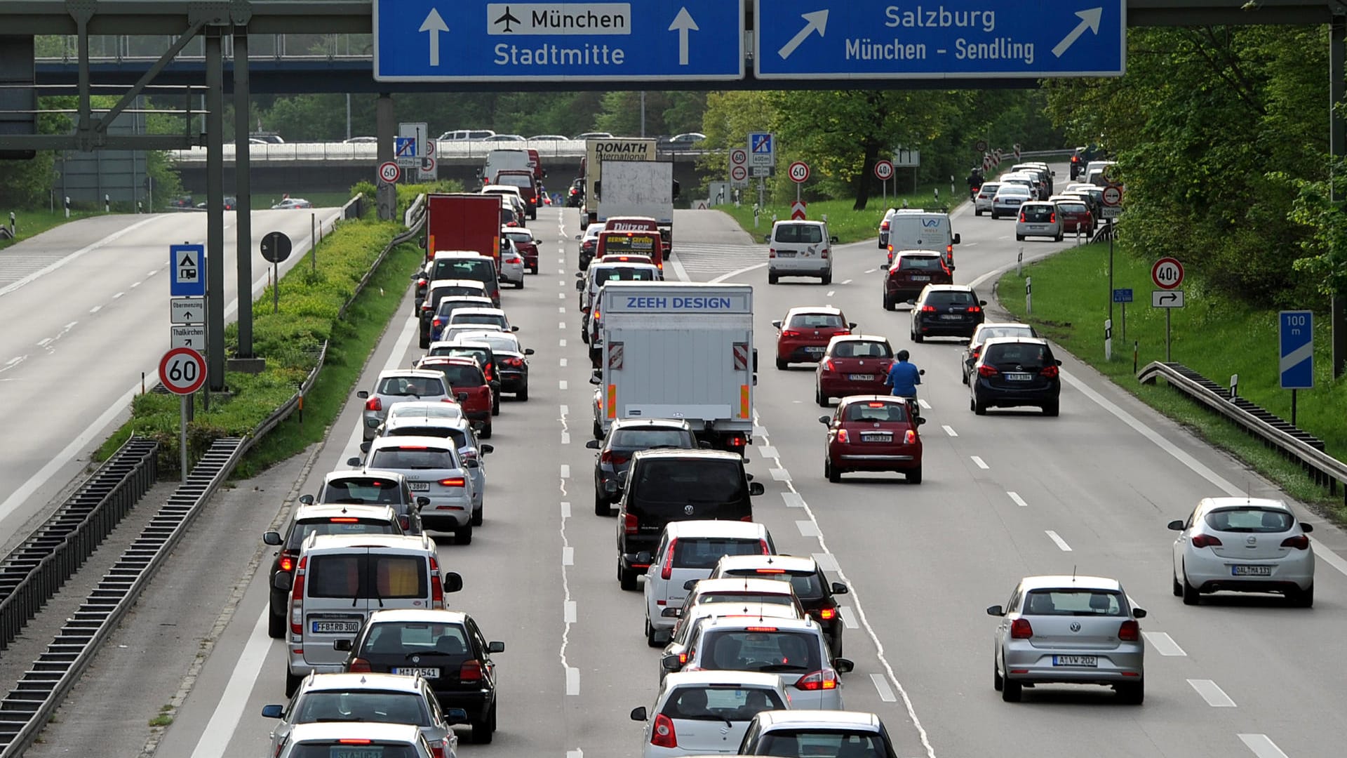 Dichter Verkehr auf der Autobahn: Nur unter bestimmten Umständen darf hier rechts überholt werden.