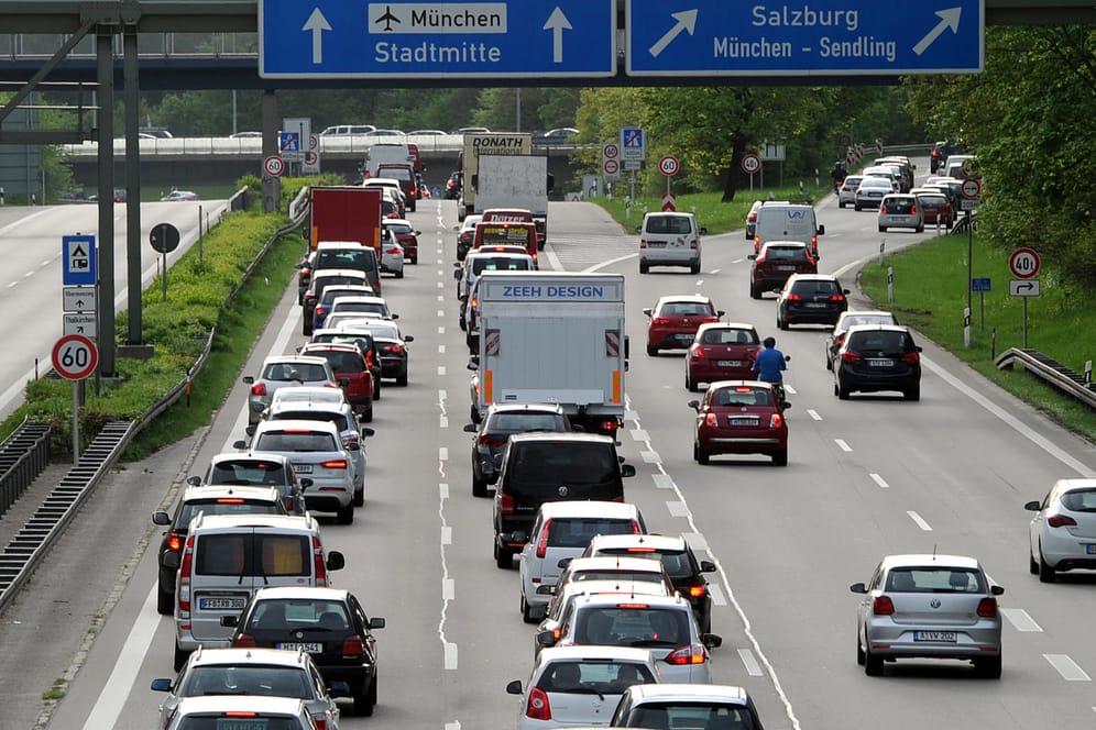 Dichter Verkehr auf der Autobahn: Nur unter bestimmten Umständen darf hier rechts überholt werden.