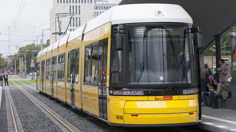 Berliner Tram: Die Straßenbahn wird immer rechts überholt – es sei denn, der Platz genügt nicht.
