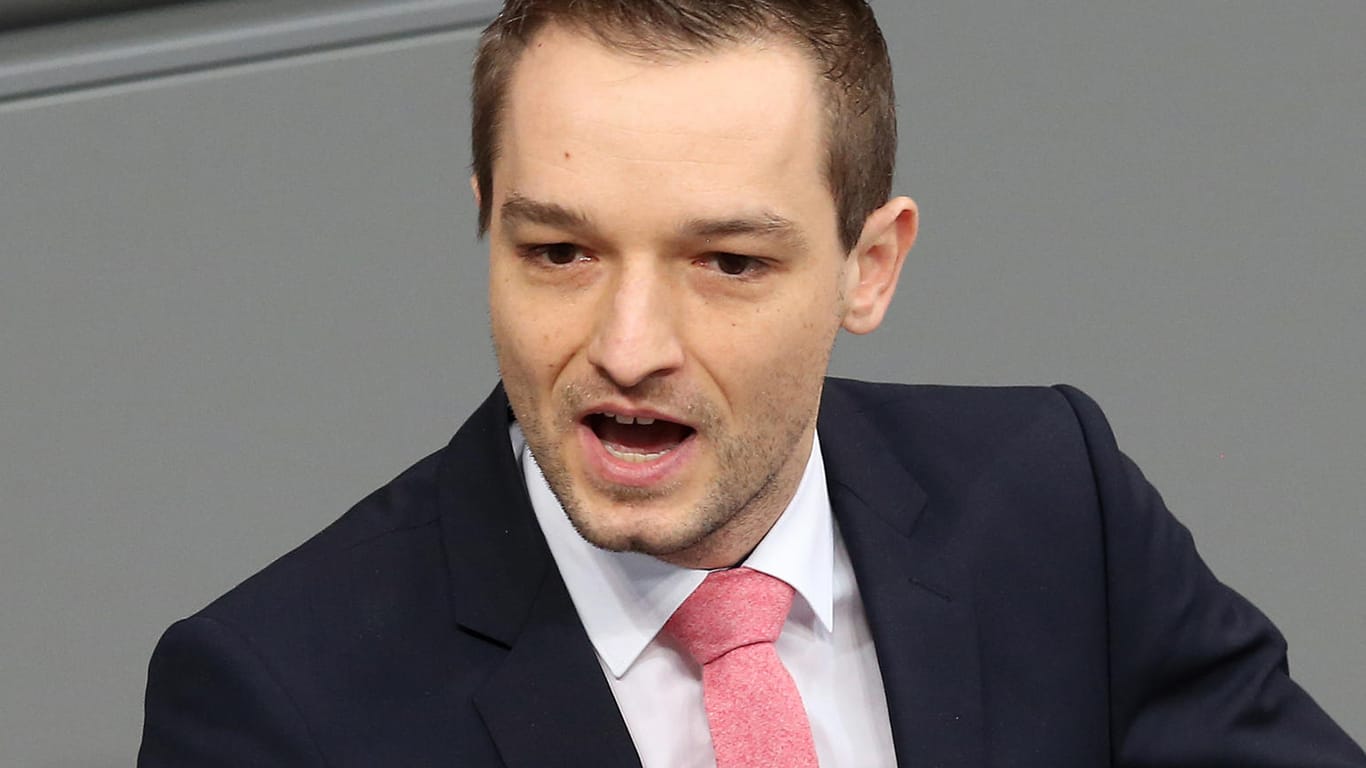 Benjamin Strasser im Bundestag. Nach den Vorfällen in Ellwangen fordert der FDP-Politiker von Innenminister Seehofer, die geplanten Abschiebezentren sicher zu machen.