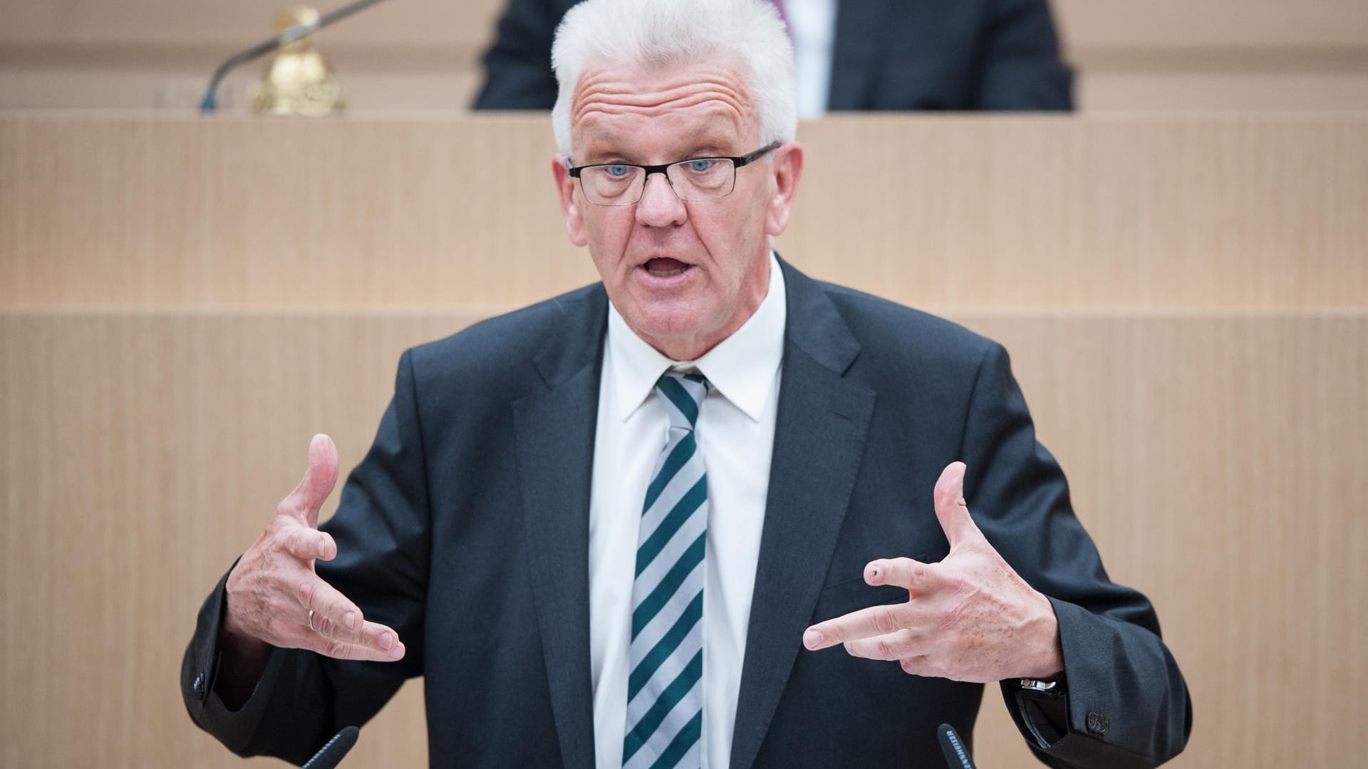 Baden-Württembergs Ministerpräsident Winfried Kretschmann lobte den Einsatz der Polizei: Sie habe mit der notwendigen Besonnenheit und mit der erforderlichen Konsequenz und Härte reagiert.