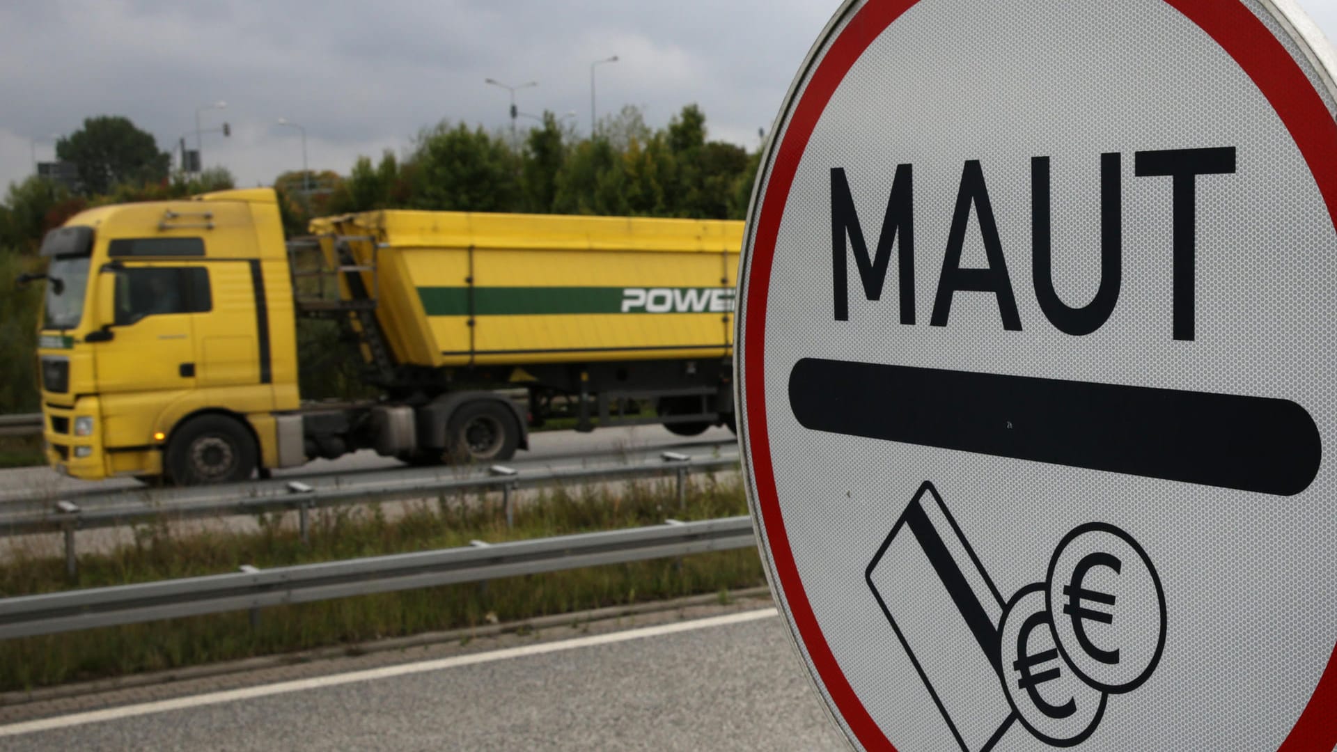 Maut-Hinweisschild in Rostock: Die Lkw-Maut wird zum 1. Januar 2019 zum Teil deutlich erhöht. Maut-Hinweisschild in Rostock: Die Lkw-Maut wird zum 1. Januar 2019 zum Teil deutlich erhöht.