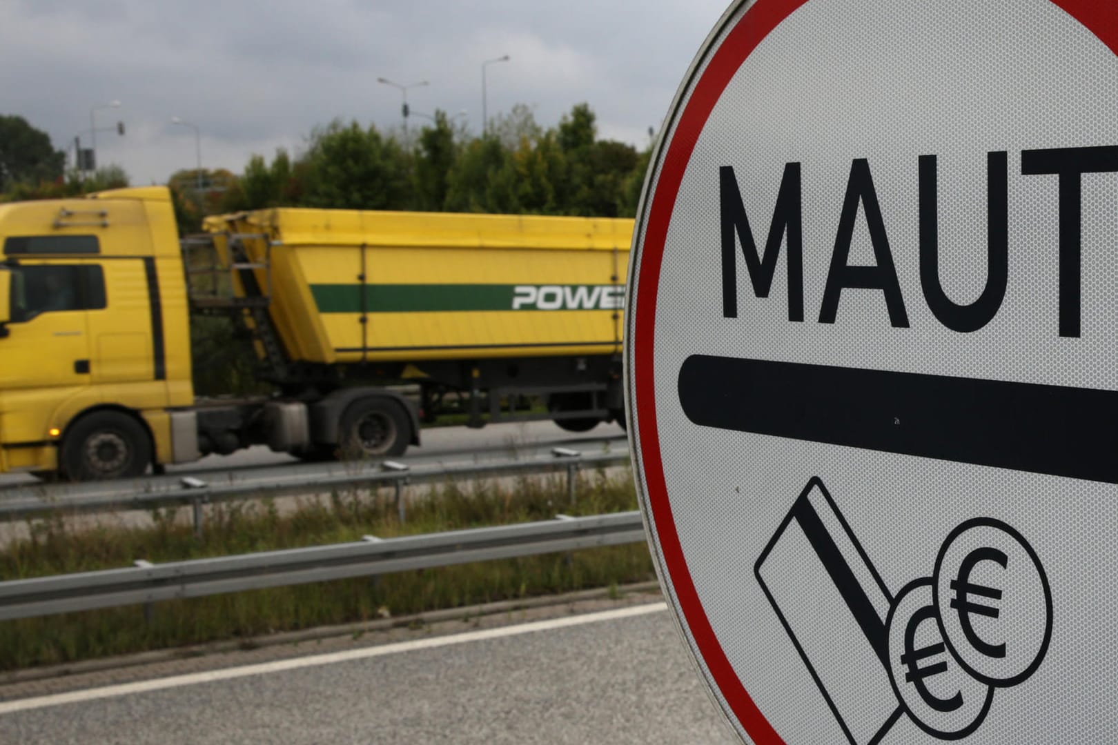 Maut-Hinweisschild in Rostock: Die Lkw-Maut wird zum 1. Januar 2019 zum Teil deutlich erhöht.