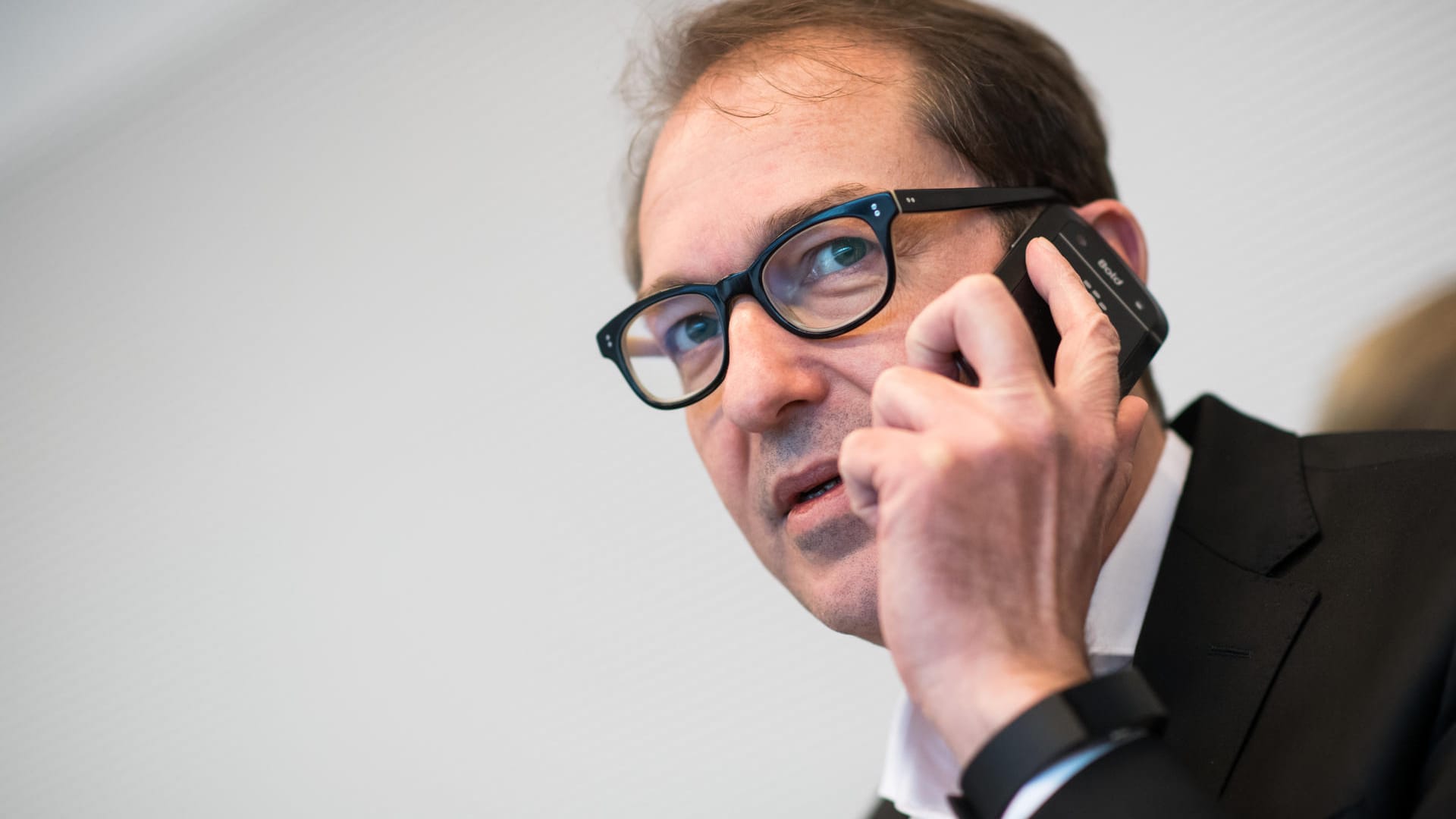 Alexander Dobrindt, Vorsitzender der CSU-Landesgruppe in der Unionsfraktion, sagte zu den Vorfällen: "Wer Abschiebungen anderer behindert, muss hart bestraft und beschleunigt ausgewiesen werden."