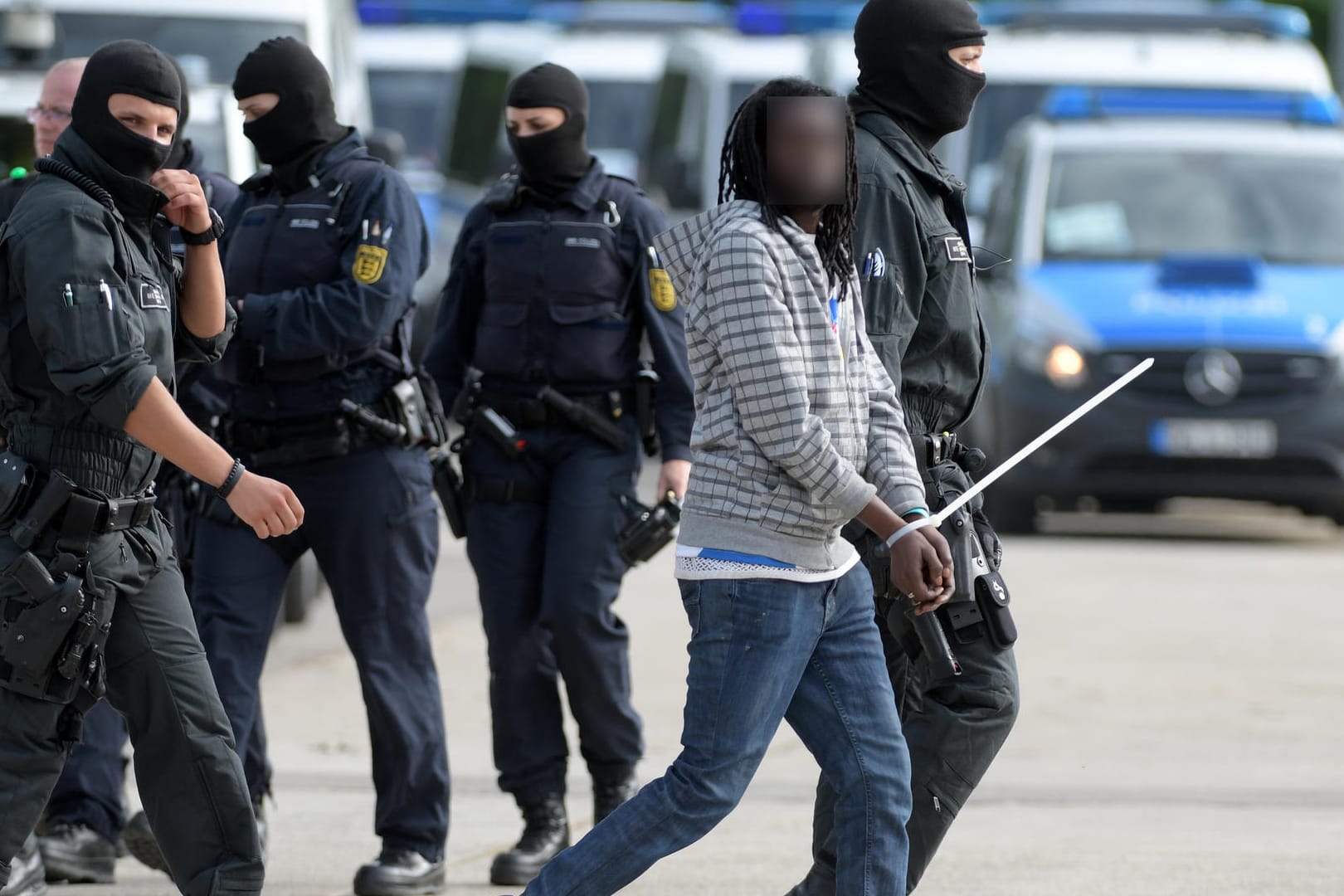 Ein Asylbewerber wird in der Erstaufnahmeeinrichtung in Ellwangen abgeführt. Wegen der Abschiebung eines Togolesen kam es zu Ausschreitungen.