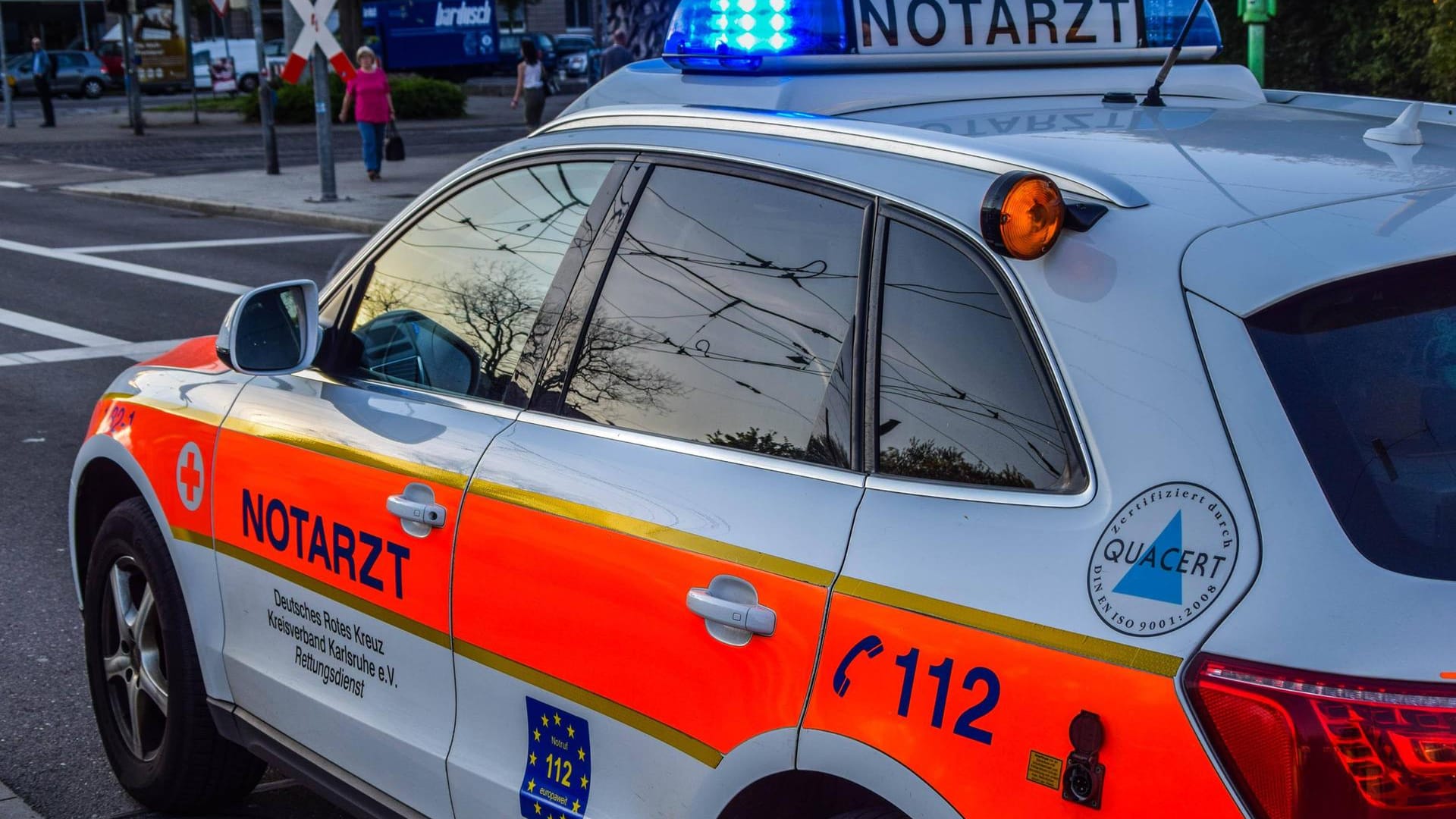 Ein Rettungsfahrzeug im Einsatz: In Thüringen sind Rettungskräfte jetzt im Einsatz attackiert worden. (Archivbild) Ein Rettungsfahrzeug im Einsatz: In Thüringen sind Rettungskräfte jetzt im Einsatz attackiert worden. (Archivbild)