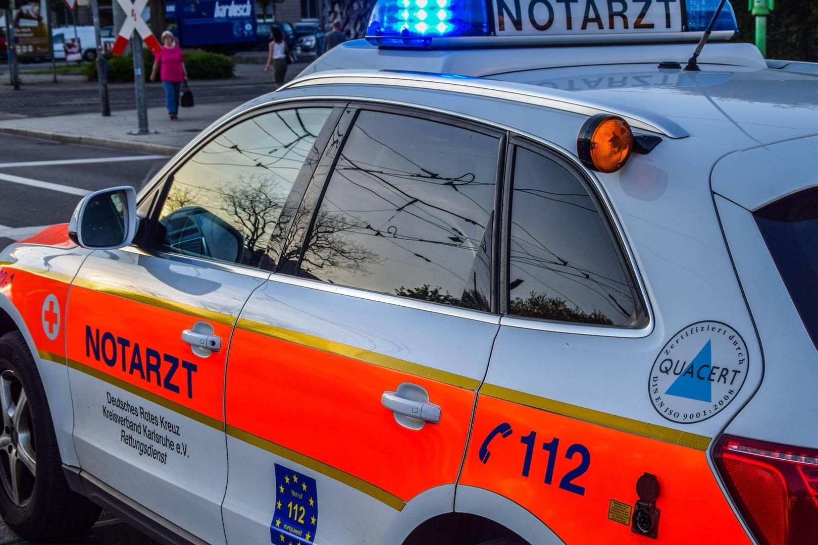 Ein Rettungsfahrzeug im Einsatz: In Thüringen sind Rettungskräfte jetzt im Einsatz attackiert worden. (Archivbild)