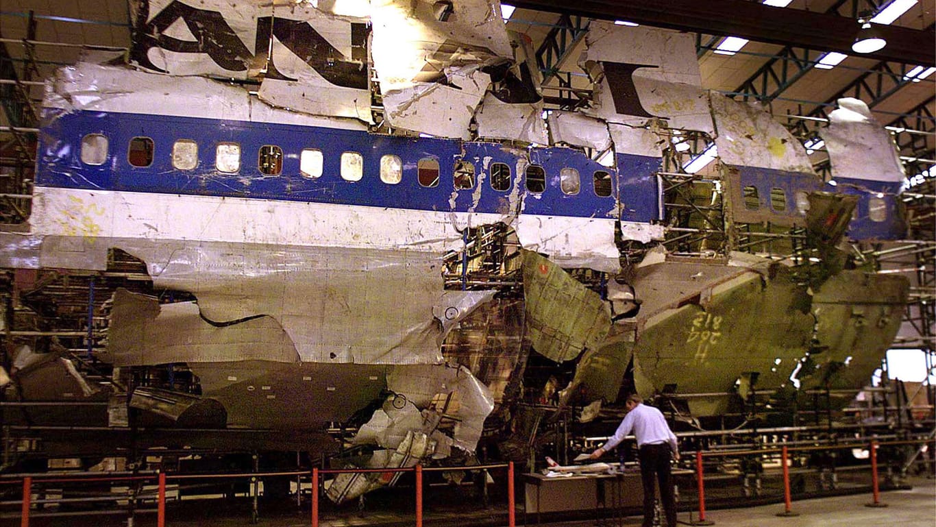 Ein Ingenieur untersucht die rekonstruierten Überreste der PanAm Boeing 747 Jumbo: An dem Flugzeug wurde der tschechische Sprengstoff Semtex gefunden.
