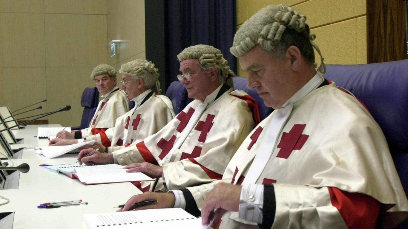 Richter des Lockerbie-Prozesses im Gerichtssaal in Camp Zeist in den Niederlanden am 2. Mai 2000: Zwei Libyer werden für das Bomben-Attentat beschuldigt.