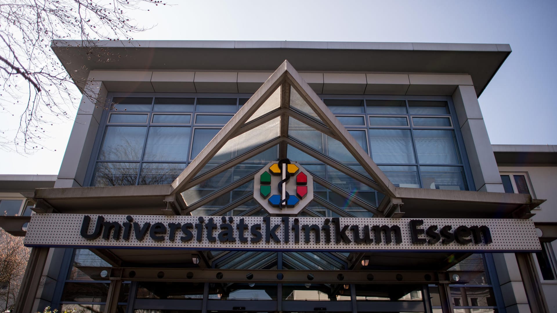 Eine Klink in Essen: Hier starb am Sonntag ein acht Monate alter Säugling. Die Eltern sitzen jetzt in Untersuchungshaft. Eine Klink in Essen: Hier starb am Sonntag ein acht Monate alter Säugling. Die Eltern sitzen jetzt in Untersuchungshaft.