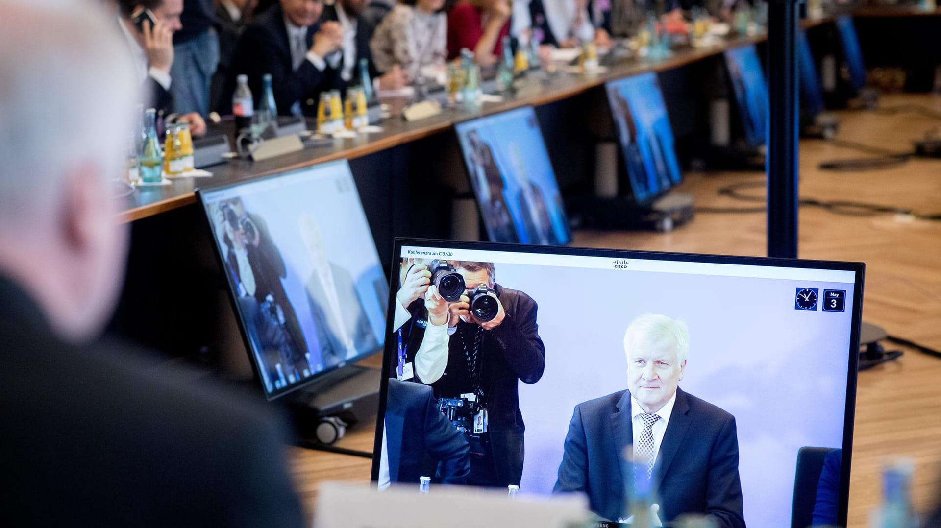 Innenminister Seehofer stellte die Bilanz seiner ersten Wochen vor: Das Medieninteresse war enorm.