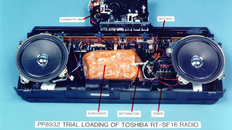 Eine Toshiba-RT-SF-16-Bombe in einem Radiorekorder integriert: Die fünfte gebaute Bombe diesen Typs wurde in Neuss nicht gefunden.