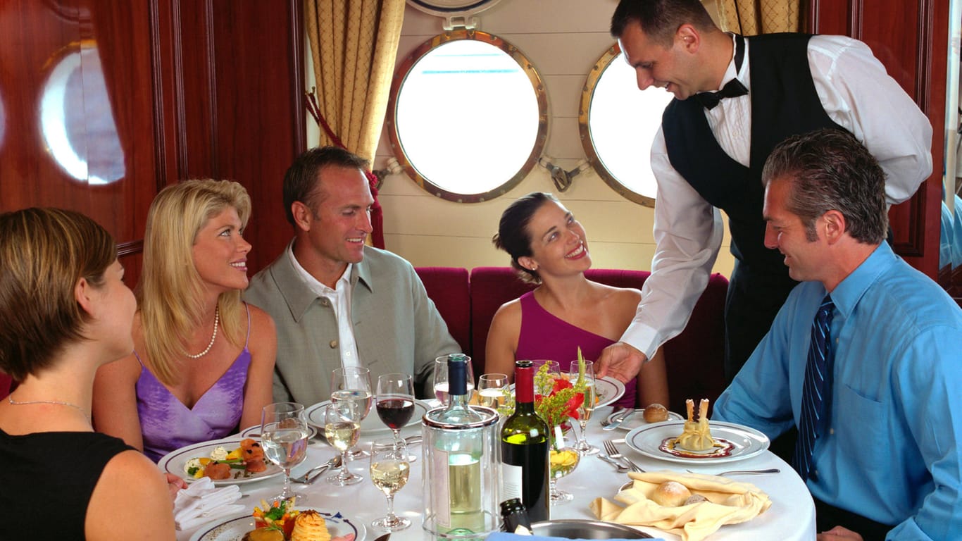 Menschen essen auf einem Schiff am Tisch