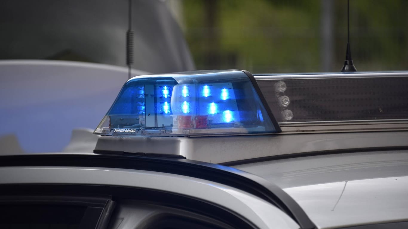 Ein Polizeiwagen: in Oberbayern nahemn Polizisten einen 63-Jährigen fest, der sich wegen Mordes selbst angezeigt hat.