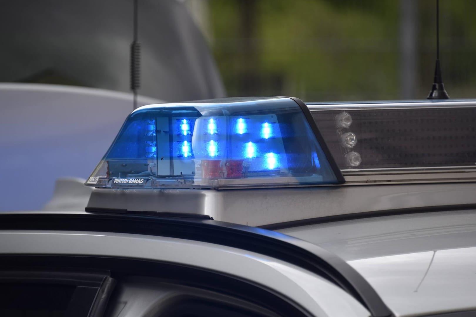 Ein Polizeiwagen: in Oberbayern nahemn Polizisten einen 63-Jährigen fest, der sich wegen Mordes selbst angezeigt hat.