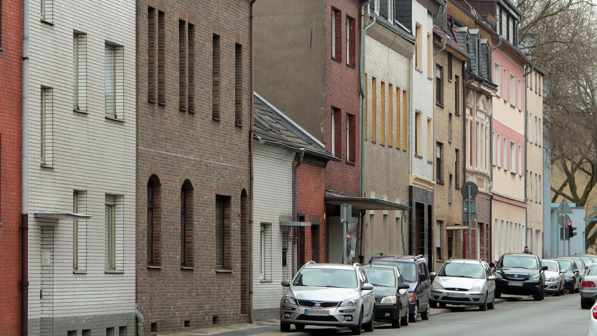 Eine Wohnstraße in Oberhausen: eine Oberhauserin fand sich aus ihrer Wohung ausgesperrt. Ihr Mietvertrag soll nicht gültig gewesen sein. Eine Wohnstraße in Oberhausen: eine Oberhauserin fand sich aus ihrer Wohung ausgesperrt. Ihr Mietvertrag soll nicht gültig gewesen sein.