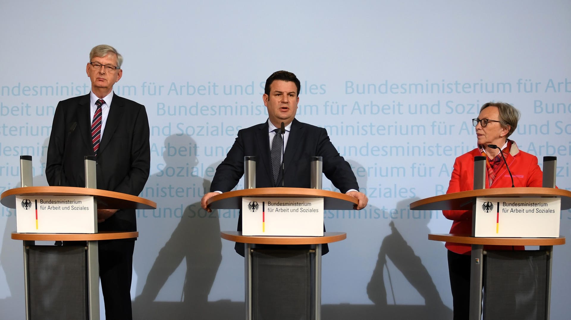 Arbeitsminister Heil, Kommissionsmitglieder Lösekrug-Möller (r.) und Schiewerling (l.): "Keine Denkverbote" bei der Rente. Arbeitsminister Heil, Kommissionsmitglieder Lösekrug-Möller (r.) und Schiewerling (l.): "Keine Denkverbote" bei der Rente.