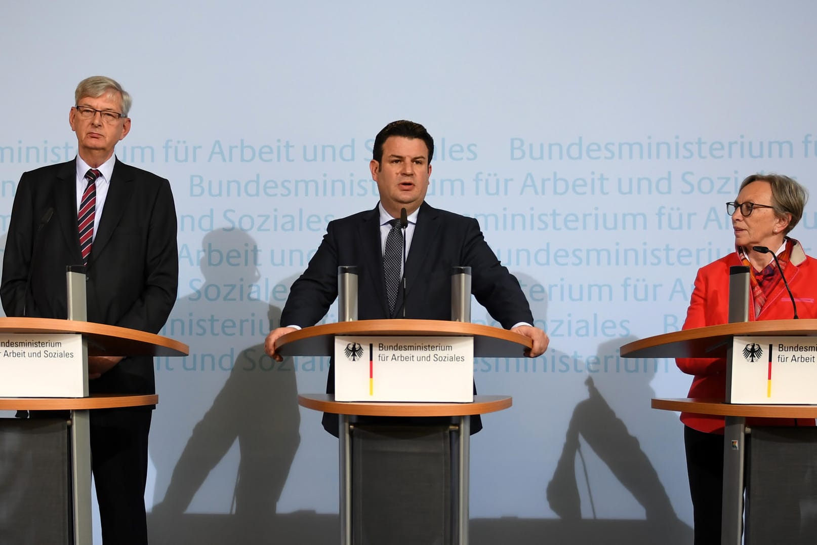 Arbeitsminister Heil, Kommissionsmitglieder Lösekrug-Möller (r.) und Schiewerling (l.): "Keine Denkverbote" bei der Rente.