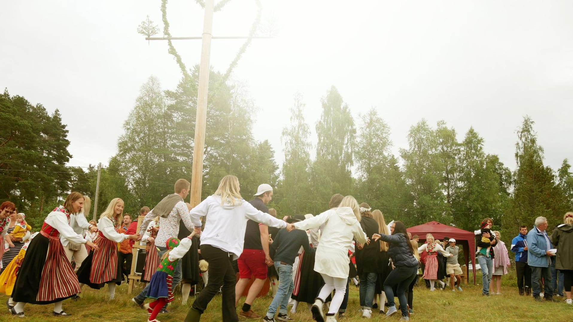 Midsommar in Schweden: Blüten, Schnaps und lange Nächte