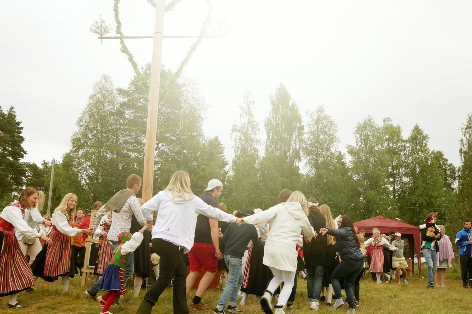 Midsommar in Schweden: Blüten, Schnaps und lange Nächte