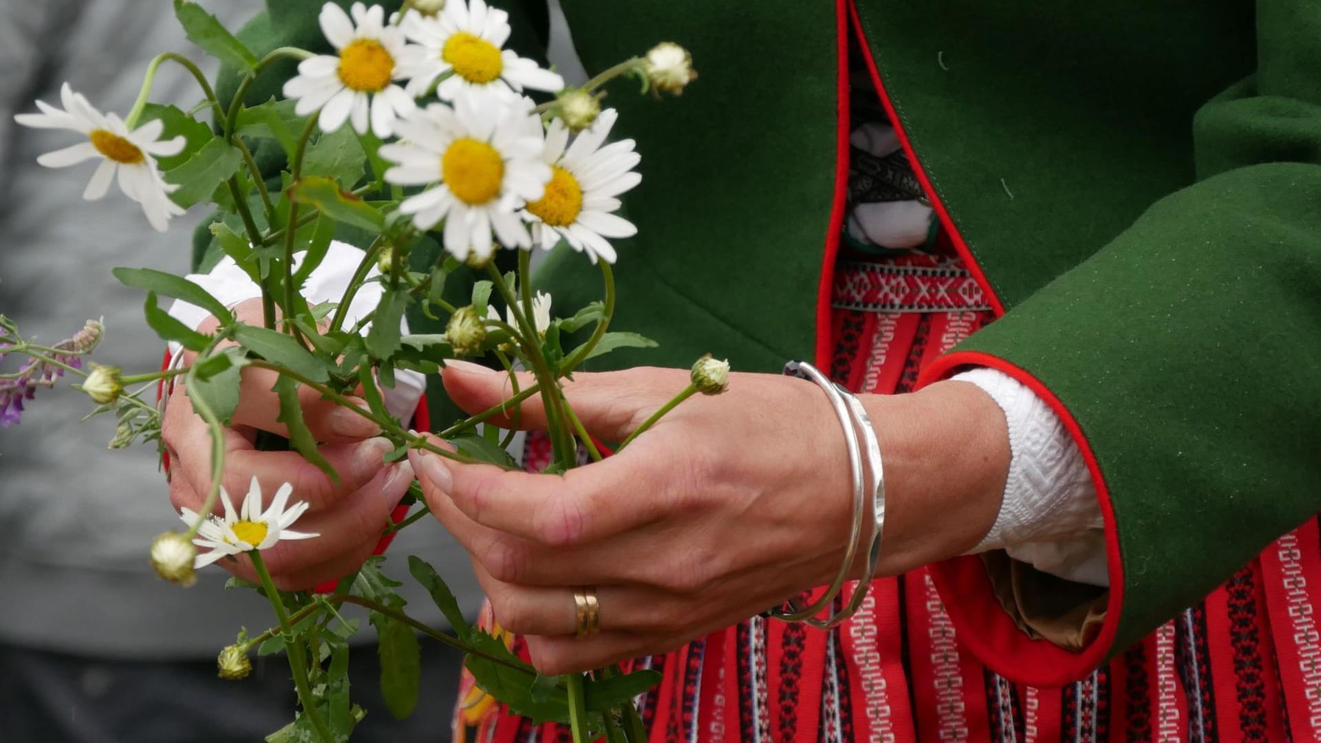 Midsommar in Schweden: Blüten, Schnaps und lange Nächte