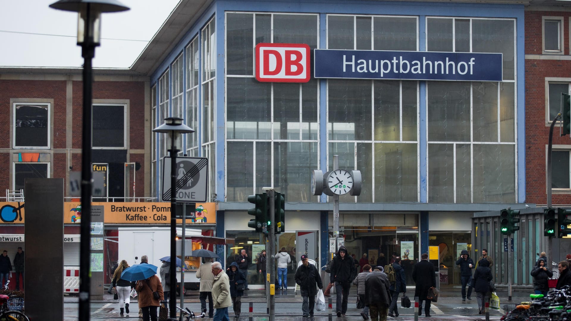 Der Hauptbahnhof von Münster: Hier griff ein Betrunkener Menschen mit einer Rakete an. Der Hauptbahnhof von Münster: Hier griff ein Betrunkener Menschen mit einer Rakete an.