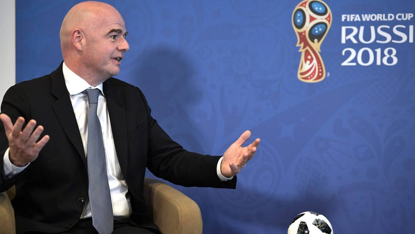 Umtriebig: Aktuell reist FIFA-Präsident Gianni Infantino viel, um für die WM in Russland zu werben. Bald könnte es noch ein weiteres FIFA-Weltturnier geben.