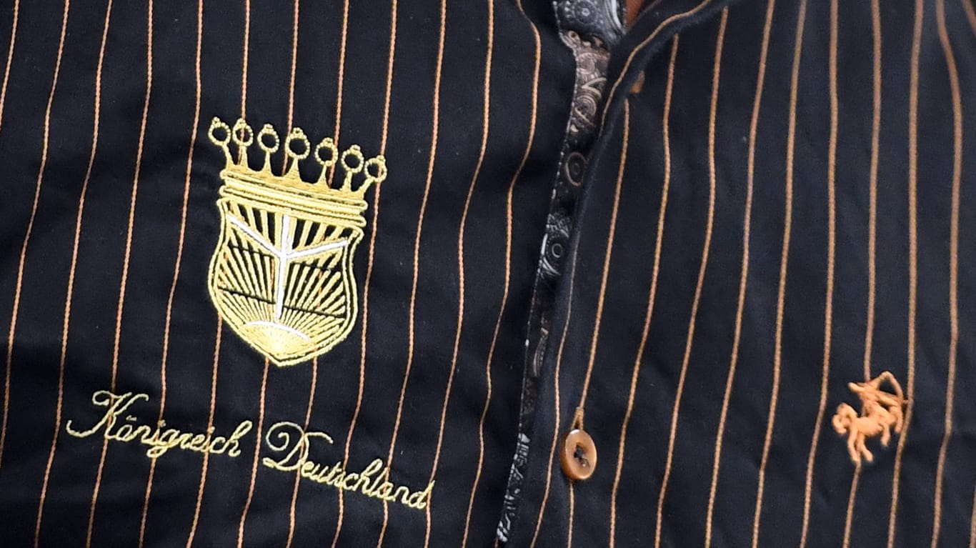 Auf seinem Hemd trägt Fitzek gut sichtbar das Wappen "seines" Königreichs.