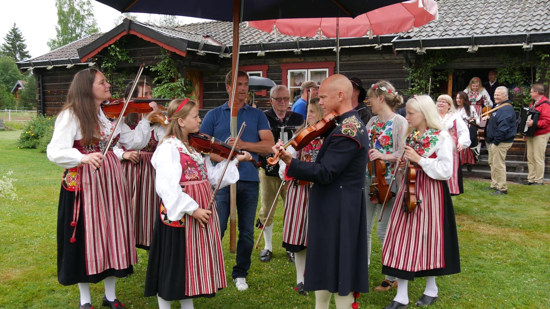 Midsommar in Schweden: Blüten, Schnaps und lange Nächte