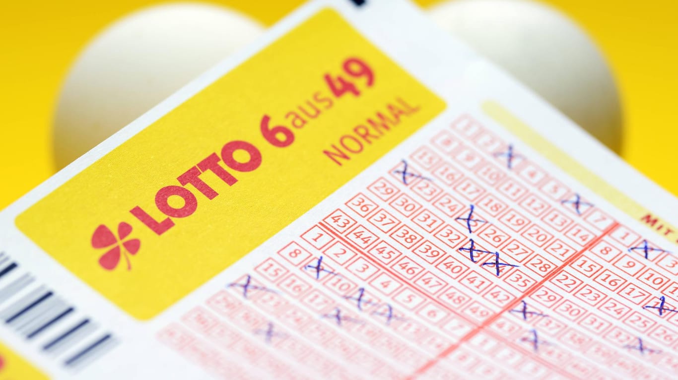 Ausgefüllter Lottoschein: Haben Sie auf die richtigen Lottozahlen getippt? (Symbolbild)