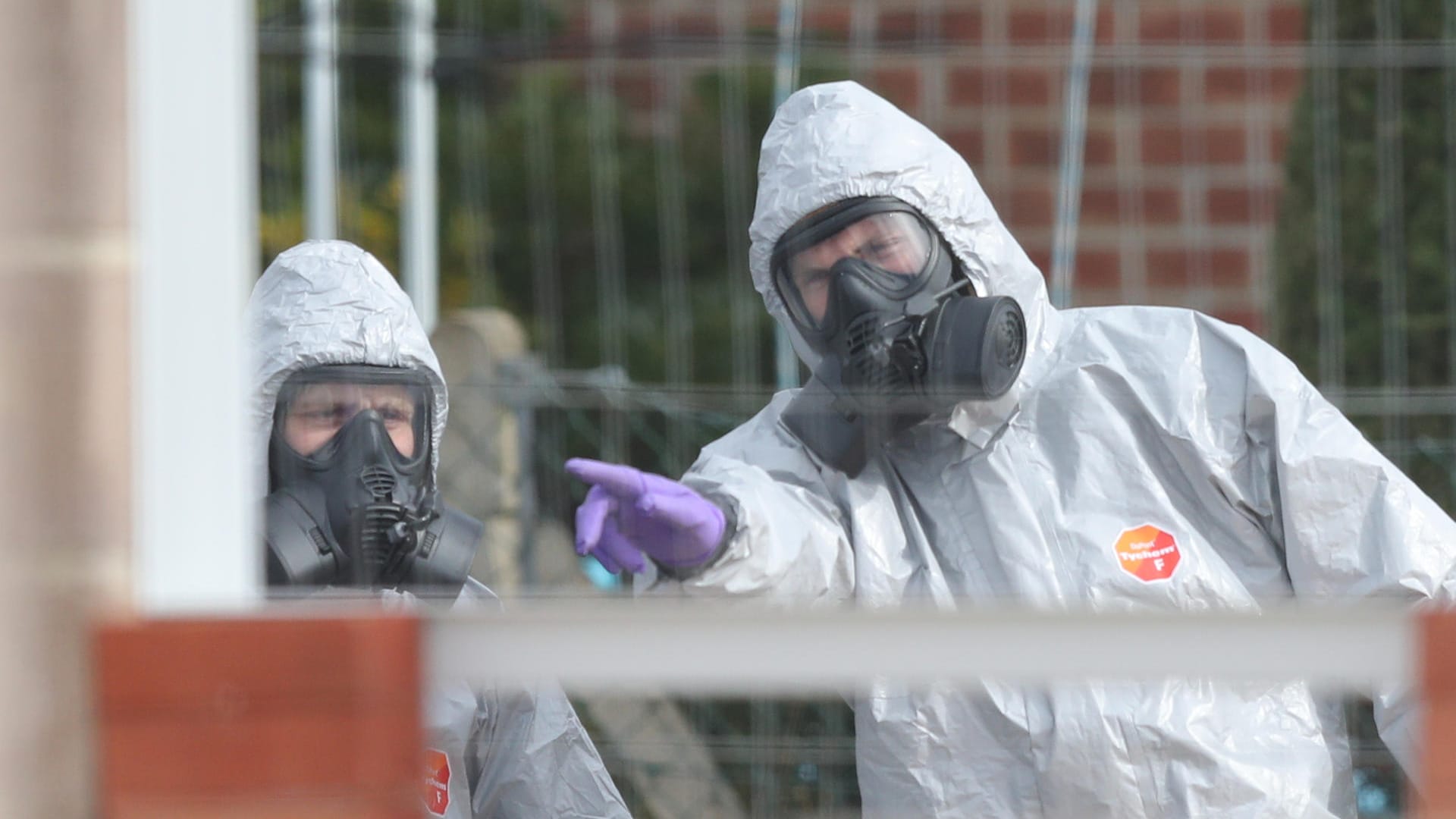 Soldaten in Schutzanzügen im britischen Gillingham: Der Giftanschlag auf einen russischen Ex-Agenten und seine Tochter hatte im März eine schwere diplomatische Krise ausgelöst. Soldaten in Schutzanzügen im britischen Gillingham: Der Giftanschlag auf einen russischen Ex-Agenten und seine Tochter hatte im März eine schwere diplomatische Krise ausgelöst.