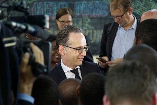 Außenminister Heiko Maas im Gespräch mit Studenten an der Universität von Daressalam.
