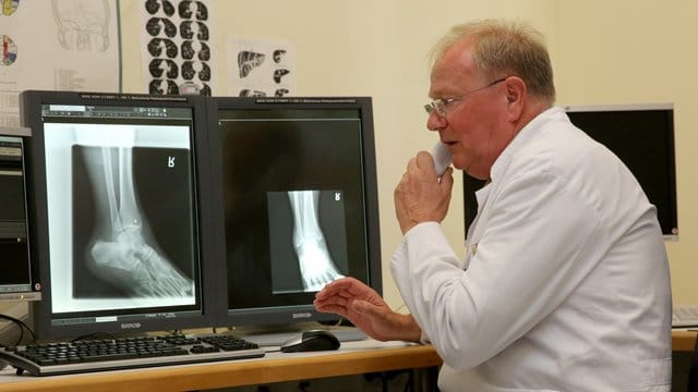 Bei Notfällen auf Kreuzfahrtschiffen können die Bordärzte bereits jetzt Röntgenbilder zu Medizinern an Land senden, Telefonkonferenzen einberufen und sich bei Diagnosen austauschen. Bei Notfällen auf Kreuzfahrtschiffen können die Bordärzte bereits jetzt Röntgenbilder zu Medizinern an Land senden, Telefonkonferenzen einberufen und sich bei Diagnosen austauschen.
