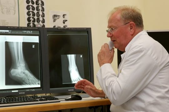 Bei Notfällen auf Kreuzfahrtschiffen können die Bordärzte bereits jetzt Röntgenbilder zu Medizinern an Land senden, Telefonkonferenzen einberufen und sich bei Diagnosen austauschen.