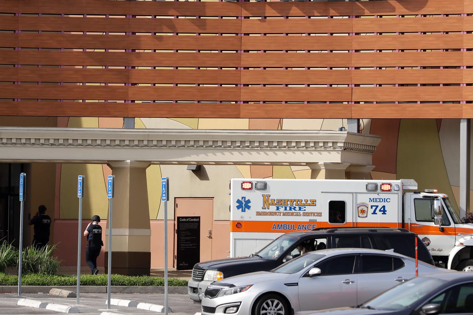 Ein Krankenwagen steht vor der Shoppingmall Opry Mills in Nashville, Tennessee (USA): Hier hat ein 22-Jähriger einen Gleichaltrigen nach einem Streit erschossen.