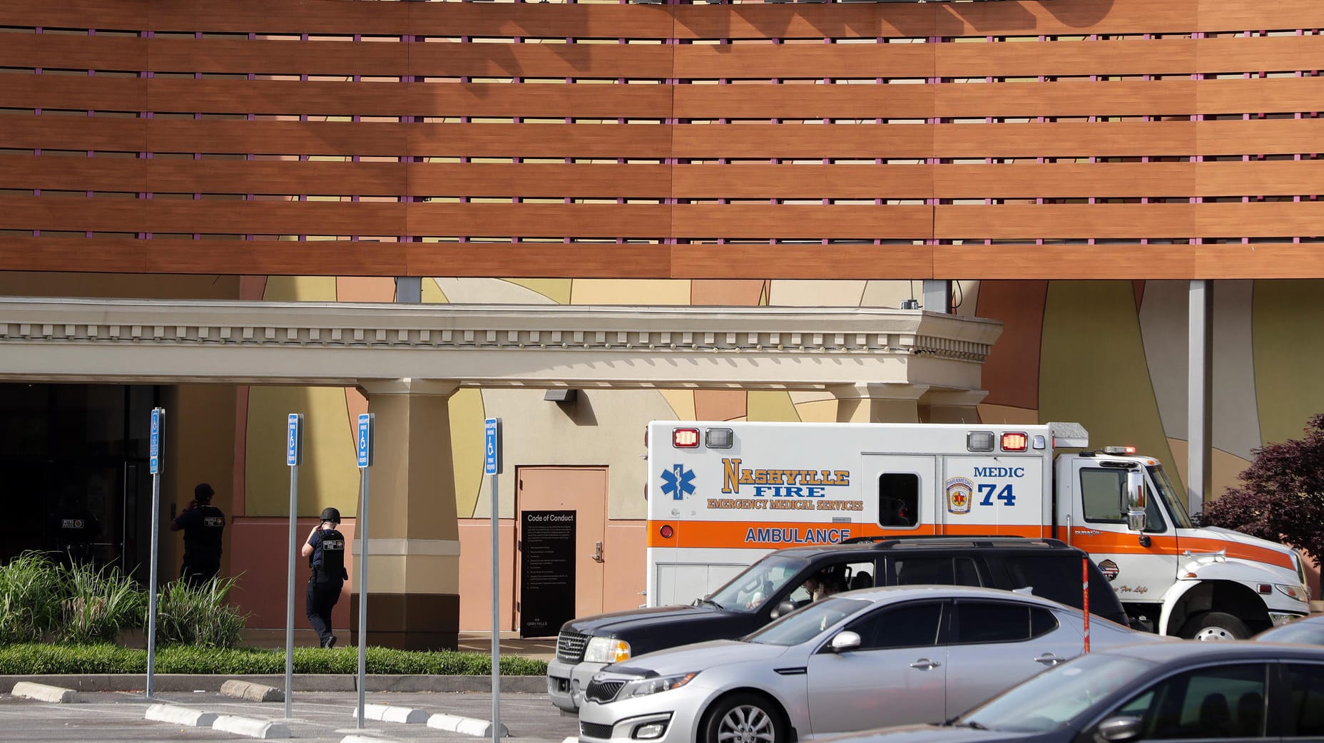 Ein Krankenwagen steht vor der Shoppingmall Opry Mills in Nashville, Tennessee (USA): Hier hat ein 22-Jähriger einen Gleichaltrigen nach einem Streit erschossen. Ein Krankenwagen steht vor der Shoppingmall Opry Mills in Nashville, Tennessee (USA): Hier hat ein 22-Jähriger einen Gleichaltrigen nach einem Streit erschossen.